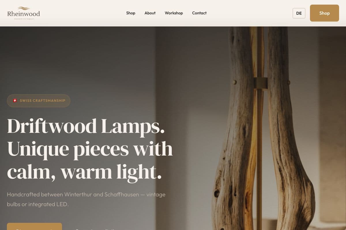Rheinwood-Website mit Navigation und handgefertigter Schwemmholz-Leuchte